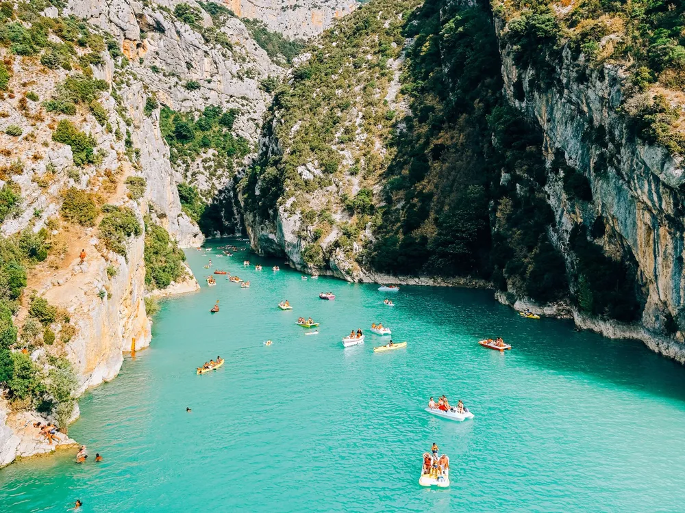 Vue plongeante sur les Gorges du Verdon et sa rivière aux eaux turquoise entre de hautes falaises calcaires