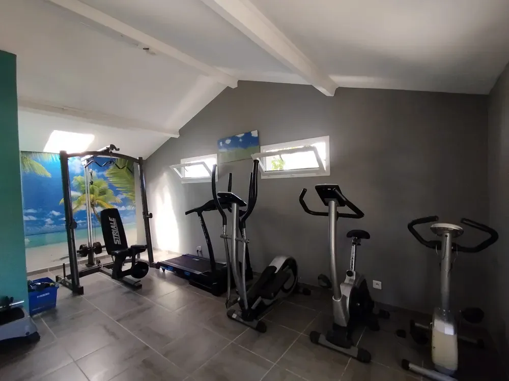 Salle de fitness intérieure équipée de vélos d'appartement, vélo elliptique et tapis de course