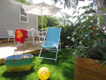 Un mobil-home avec terrasse - Camping Var Les Acacias Fréjus Provence Alpes Côte d\'Azur Un mobil-home avec terrasse - Camping Var Les Acacias Fréjus Provence Alpes Côte d\'Azur